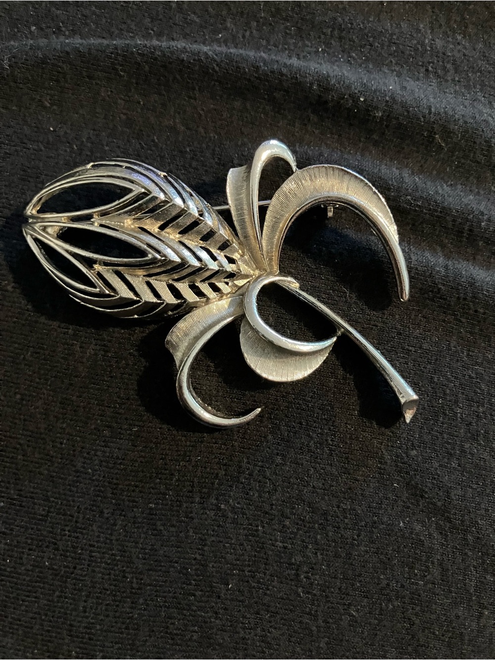 Elegant Silver-Tone Leaf & Fleur Brooch - Classic Women's Accessory